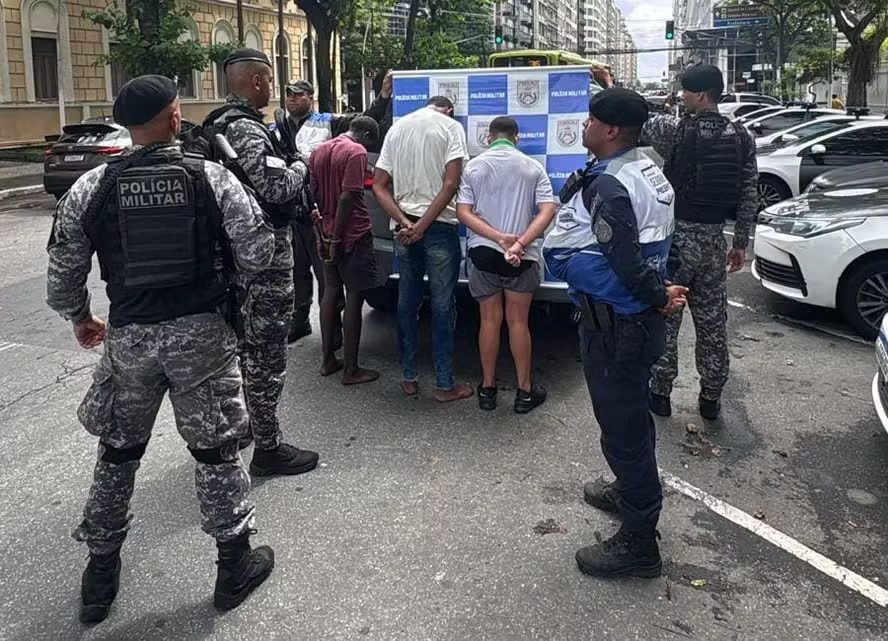 Agentes do Segurança Presente apreendem três adolescentes em carro supostamente furtado na saída da Ponte Rio Niterói