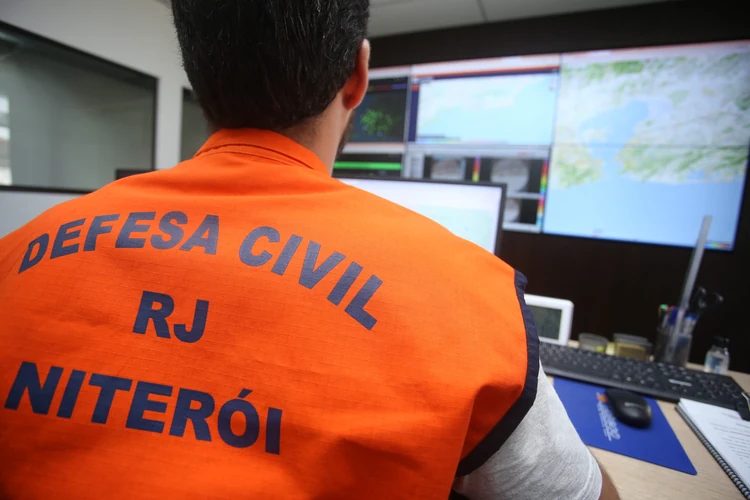 Defesa Civil aciona sirenes em Niterói para alertar população no Morro do Estado e Boavista após chuva atingir volume de um mês inteiro