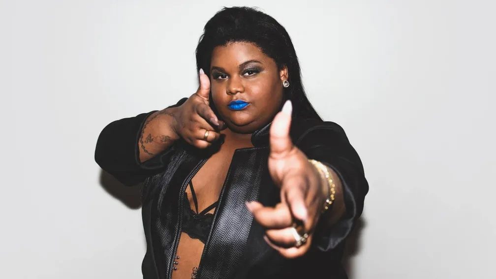 MC Carol é assaltada por criminosos armados com fuzis no Brejal em São Gonçalo