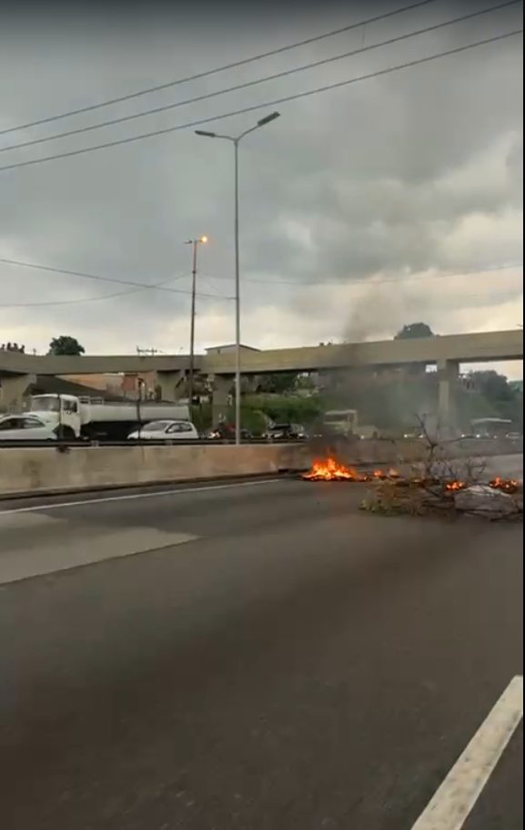 Protesto por morte de jovem interdita a BR-101 na altura do Gradim, em São Gonçalo