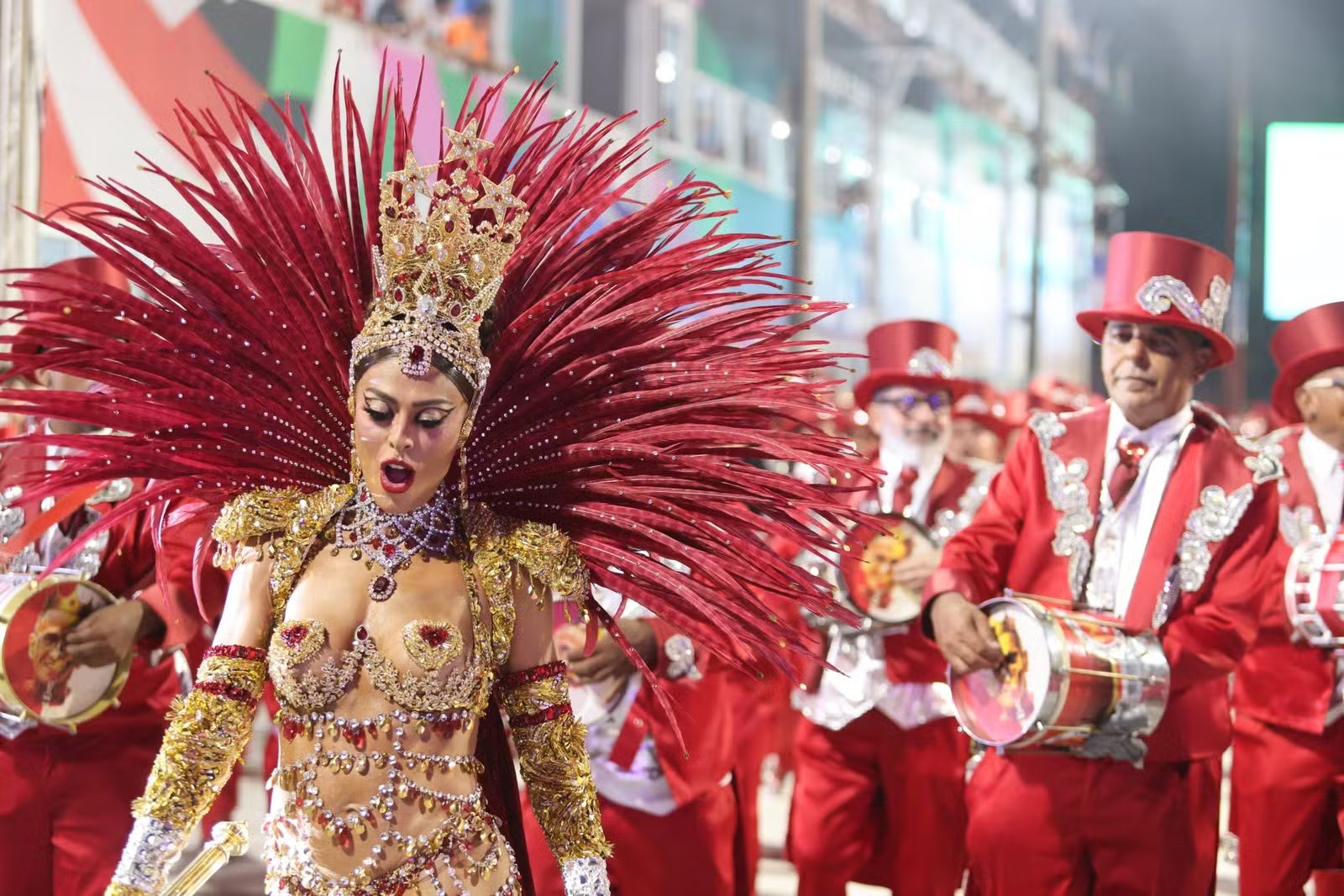 Viradouro fará desfile da vitória na Amaral Peixoto; campeã também se apresenta na Sapucaí neste sábado