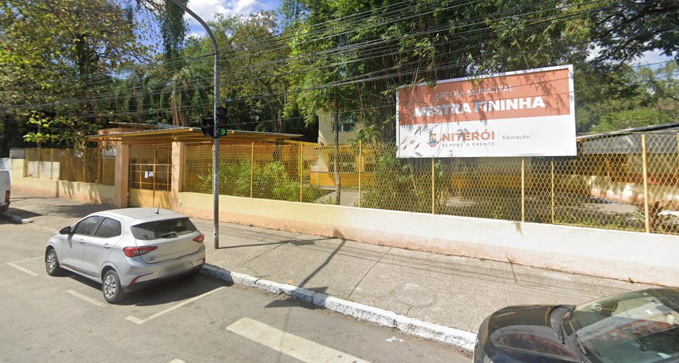 Manifestantes realizam protesto após denúncia de suposto abuso contra criança em escola municipal no bairro do Barreto