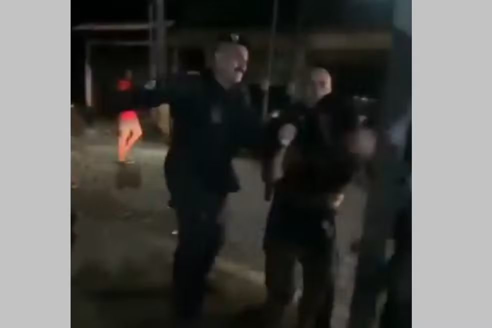 Policial militar é flagrado agredindo mulher com socos e puxões de cabelo durante intervenção em festa no município de Cachoeiras de Macacu