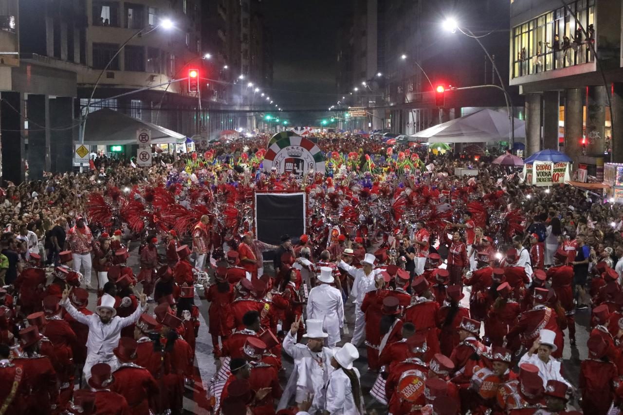 Viradouro reúne mais de dez mil pessoas na Avenida Amaral Peixoto para celebrar tetracampeonato do Carnaval