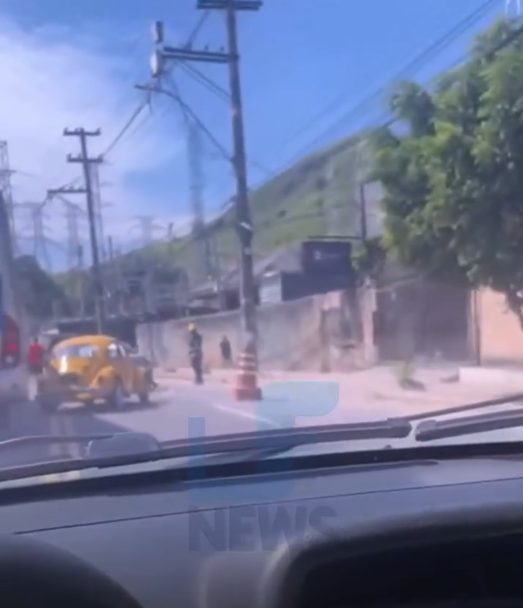 Acidente entre veículos na Venda da Cruz interdita faixa e prejudica a rede elétrica em São Gonçalo