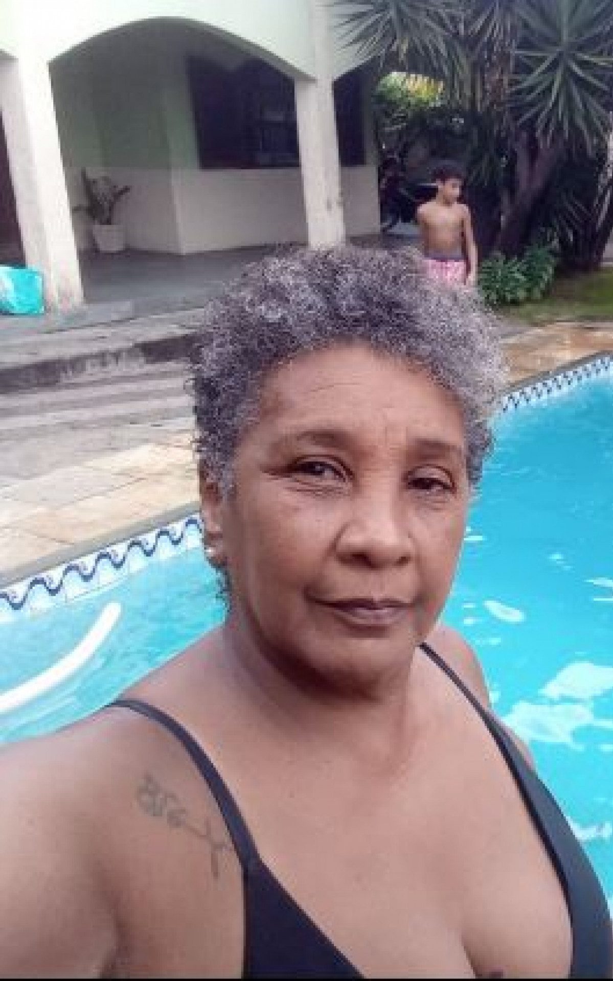Cuidadora de idosos é sepultada após ser carbonizada em residência incendiada por namorado no bairro do Gradim, em São Gonçalo
