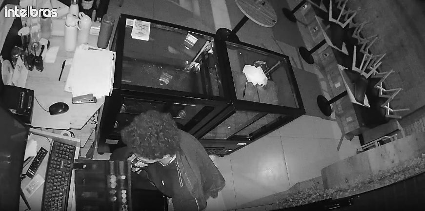 Câmeras registram invasão e furto relâmpago em cafeteria de Icaraí durante a madrugada