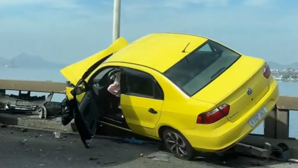 Colisão forte na Ponte Rio-Niterói deixa carro pendurado em mureta e gera longo congestionamento