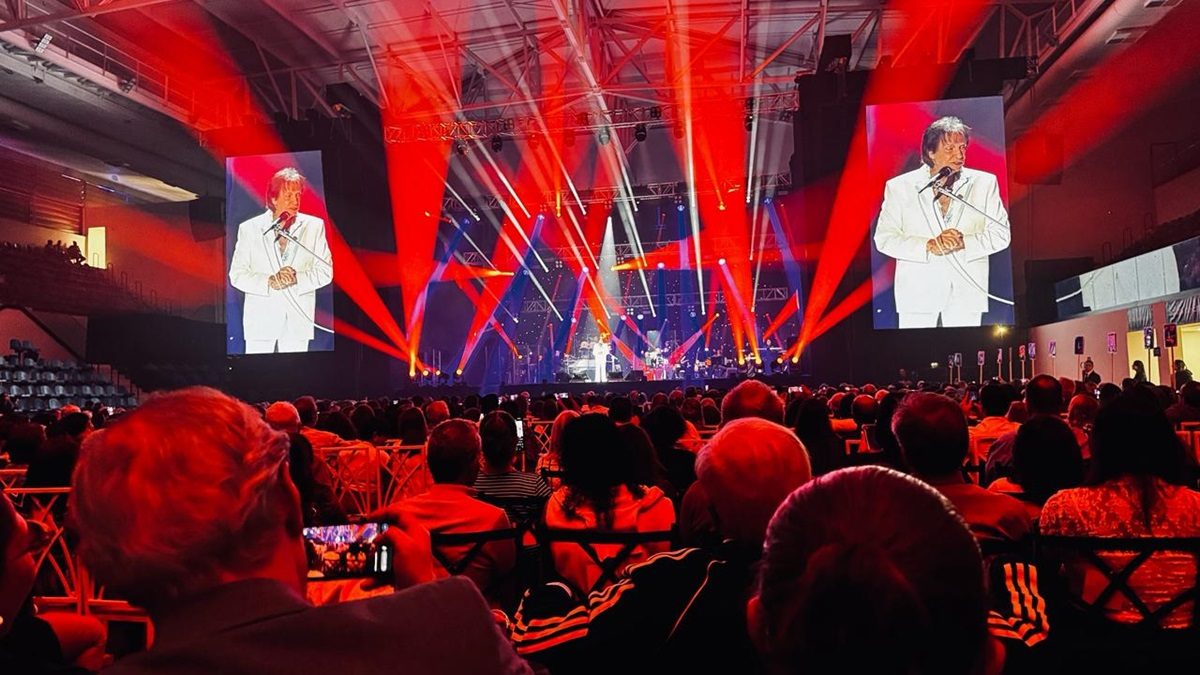 Roberto Carlos emociona milhares de fãs na abertura oficial da Arena Niterói para o público geral
