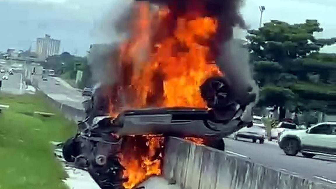 Carro pega fogo depois de acidente perto do pedágio de Manilha, em Itaboraí