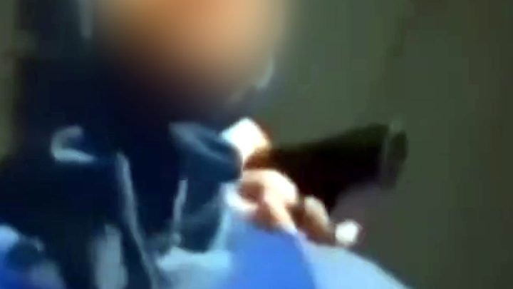 Celular deixado na fuga grava dupla suspeita de roubos no Laranjal, em São Gonçalo