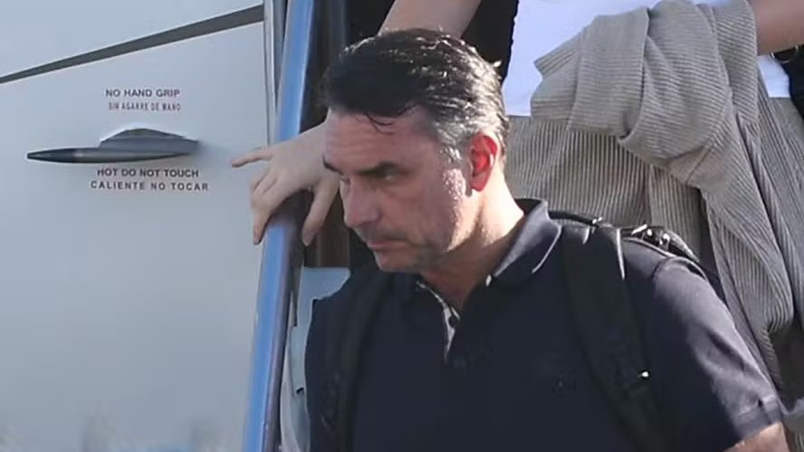 Flávio Bolsonaro chega a Miami e divulga carta em que se diz “verdadeiro presidente eleito do Brasil”