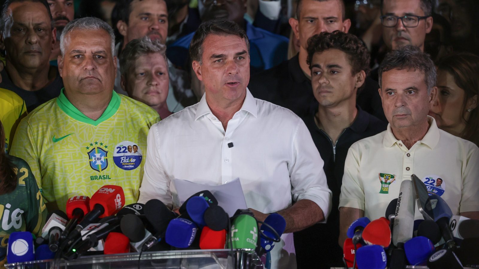 Flávio Bolsonaro diz que vai entregar os passaportes à PF e que Moraes o proibiu de deixar o país