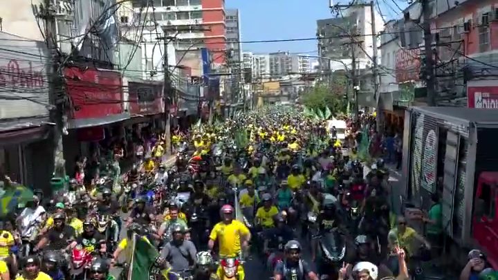 Flávio Bolsonaro e Douglas Ruas fazem motociata com apoiadores no Centro de São Gonçalo