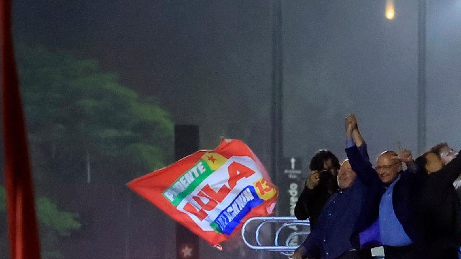 Lula vence Flávio Bolsonaro no 2º turno com 51,79% dos votos válidos e conquista o quarto mandato