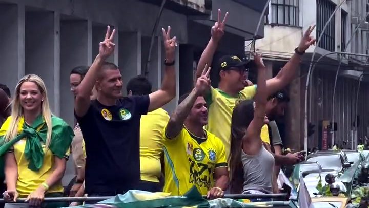 Motocarreata em apoio a Flávio Bolsonaro percorre o Centro de Niterói neste sábado (17)