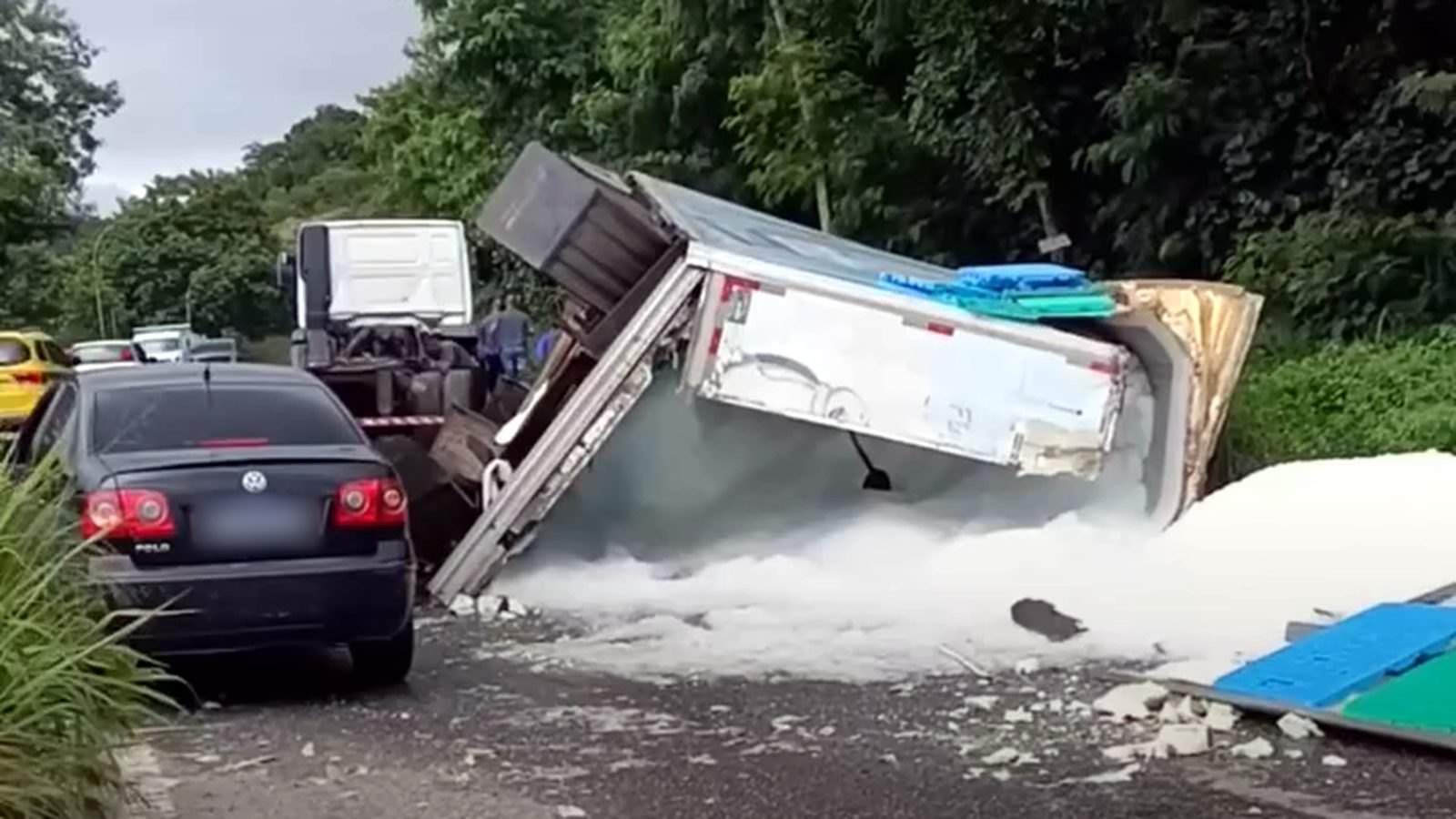 RJ-106: caminhão que levava gelo tomba em Tribobó e deixa o trânsito lento no sentido Niterói