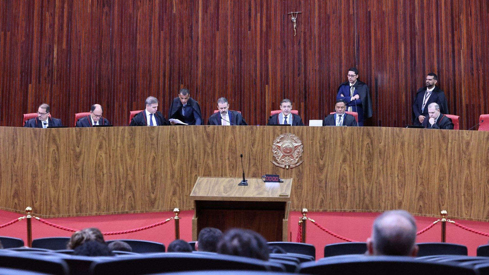 Sigilos de Flávio e Lula: relator no TSE diz que cada um pode divulgar os próprios dados sem ordem judicial